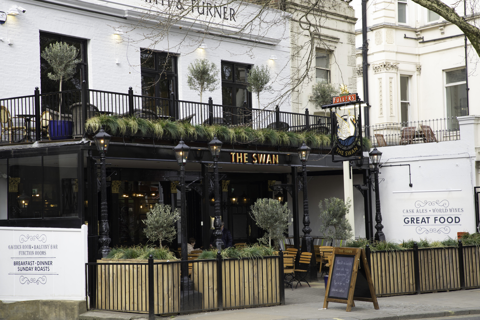 The Swan - Fuller's Pub and Restaurant near Hyde Park