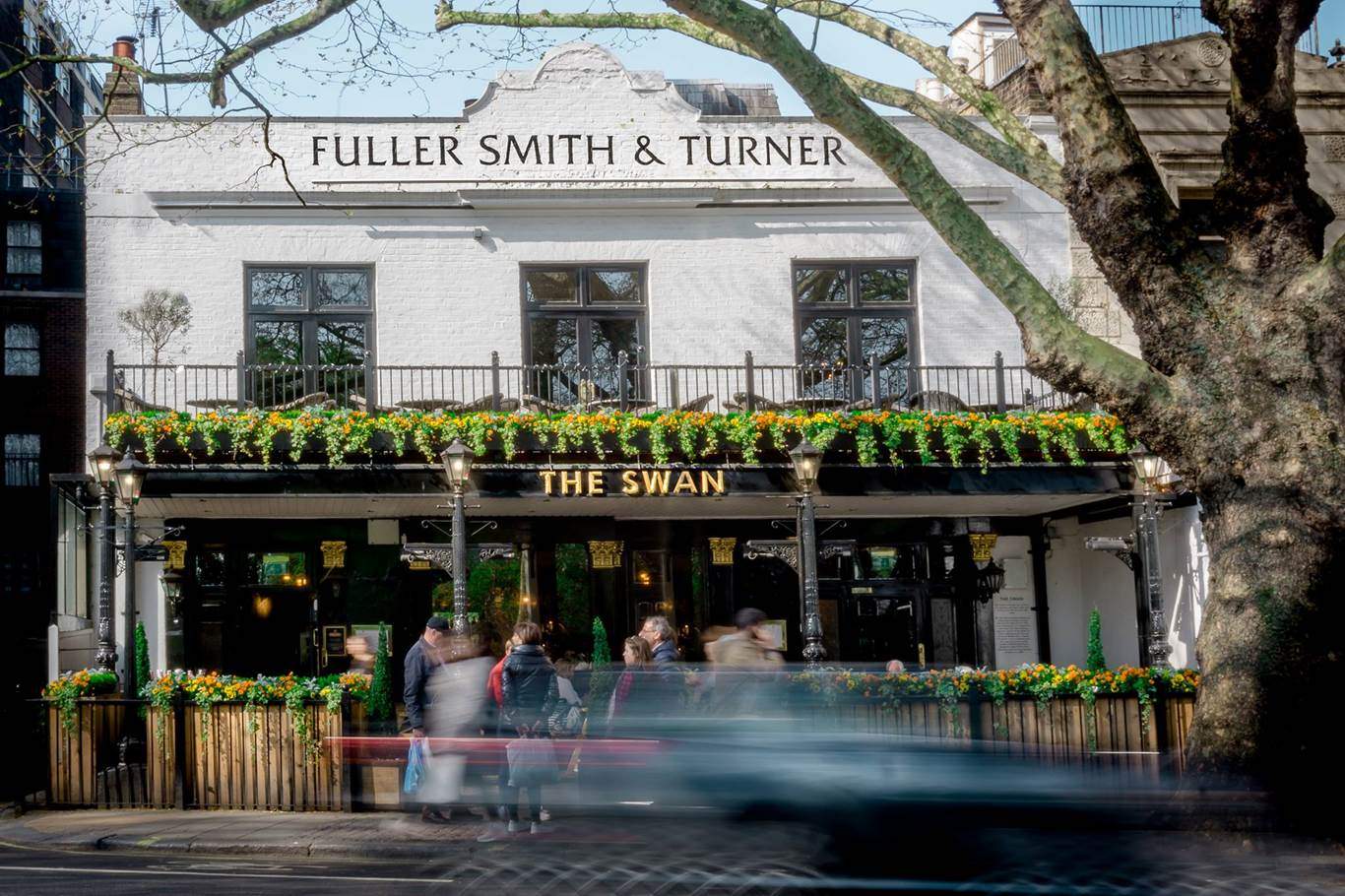 Black swan бар китай город. Блэк свон паб москва. Black swan pub&shop, москва. Черный лебедь ресторан. Бар блэк свон.